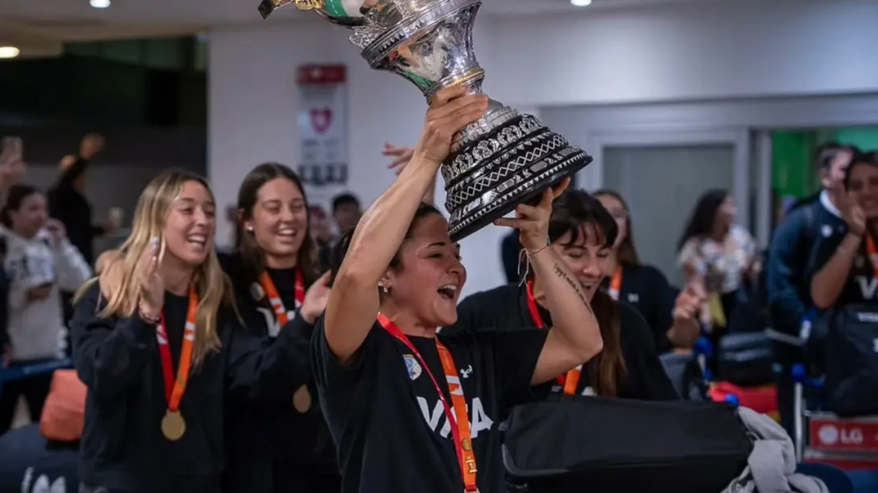 ¡Bienvenidas, campeonas del mundo! Las Leonas llegaron al país con la tercera medalla