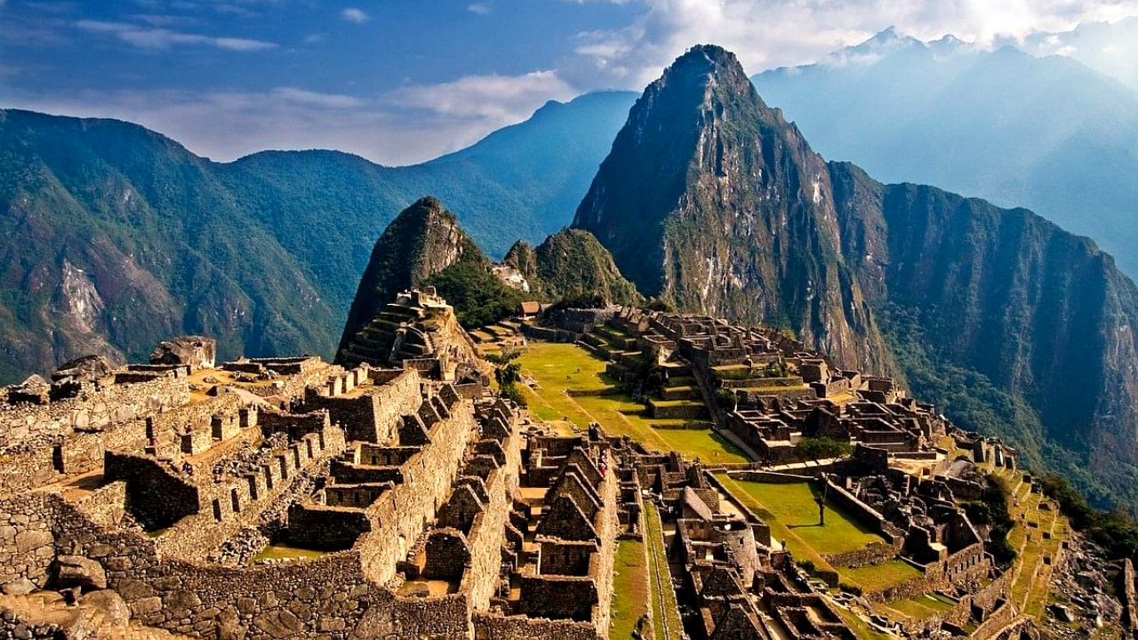 Perú suspende el servicio de trenes hacia Machu Picchu por un incendio forestal