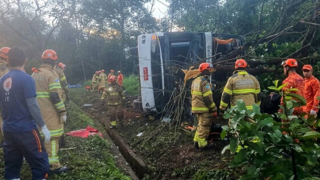 Volcó un micro turístico en Petrópolis y murieron al menos 10 personas