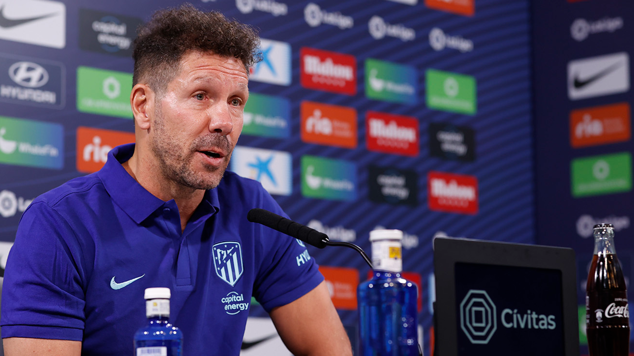 Simeone confirmó que Julián Álvarez no estará en el debut en La Liga y habló sobre su futuro