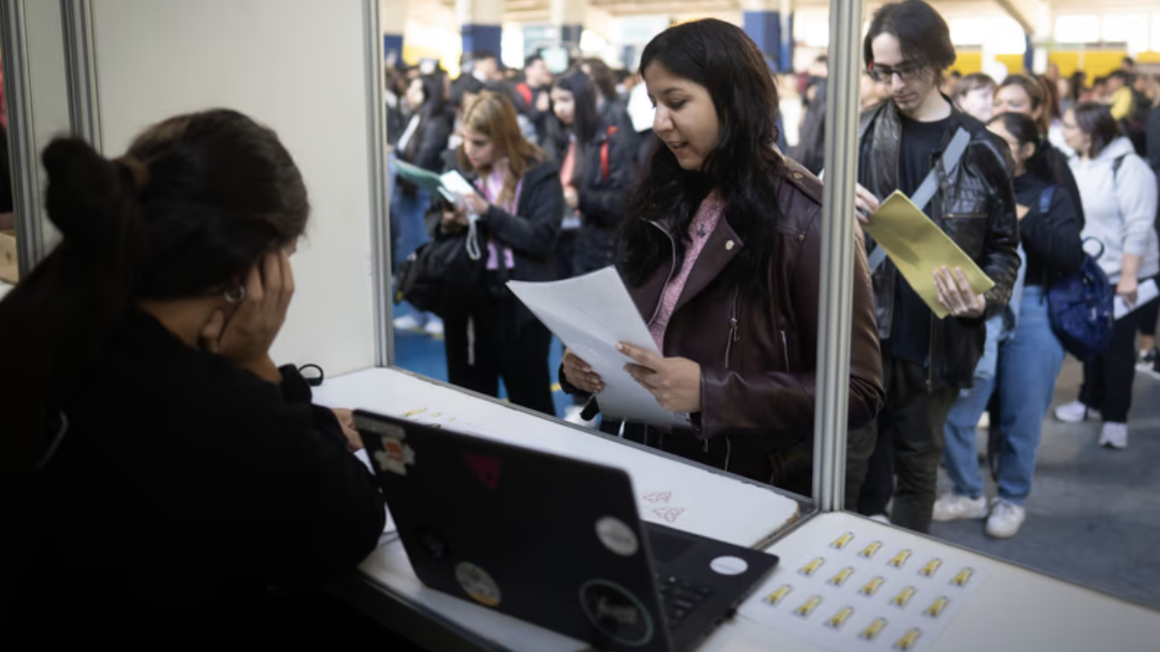 Desde plataformas digitales a conexiones personales: cómo buscan trabajo los argentinos