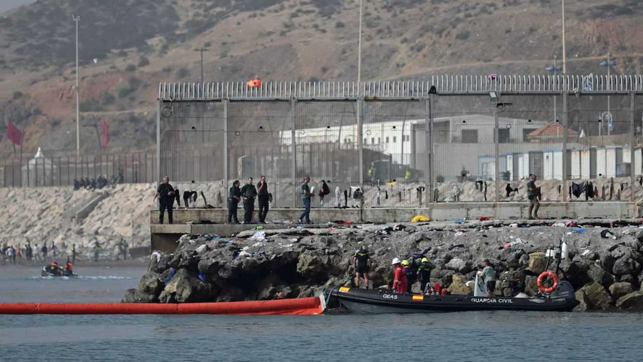 España instala una barrera en la frontera de Ceuta con Marruecos