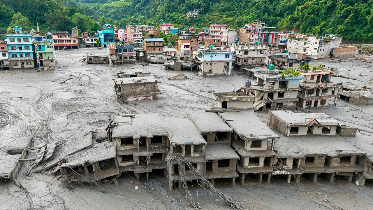 Las autoridades de Nepal elevan a 359 los fallecidos por la masiva riada