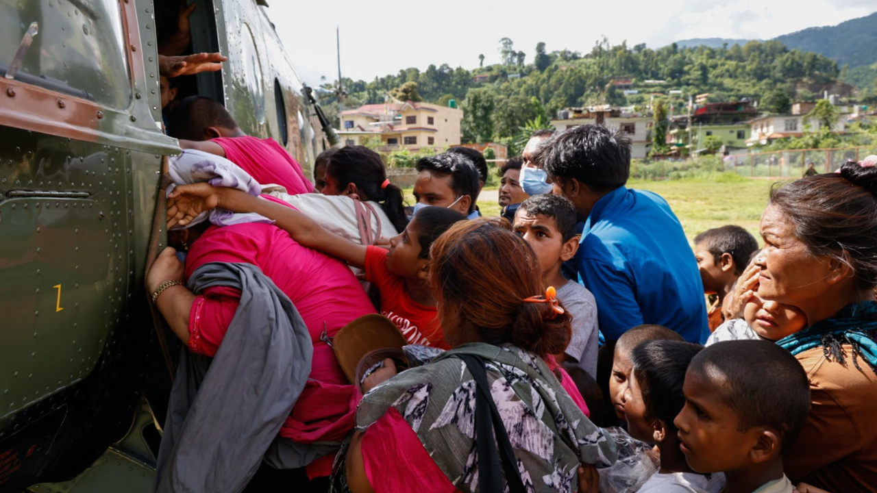 El temor a una nueva riada en Nepal desata el éxodo y complica las labores de rescate