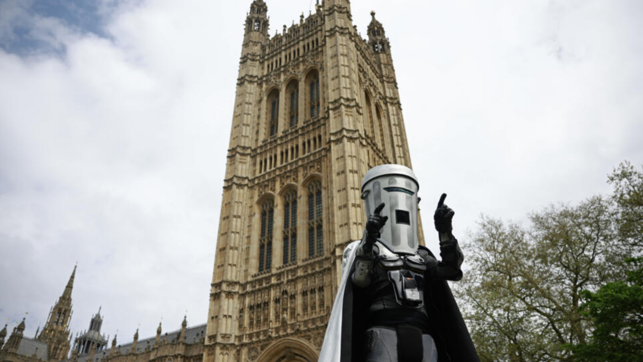 Quién es “Count Binface”, el candidato satírico que salió segundo en las elecciones legislativas británicas
