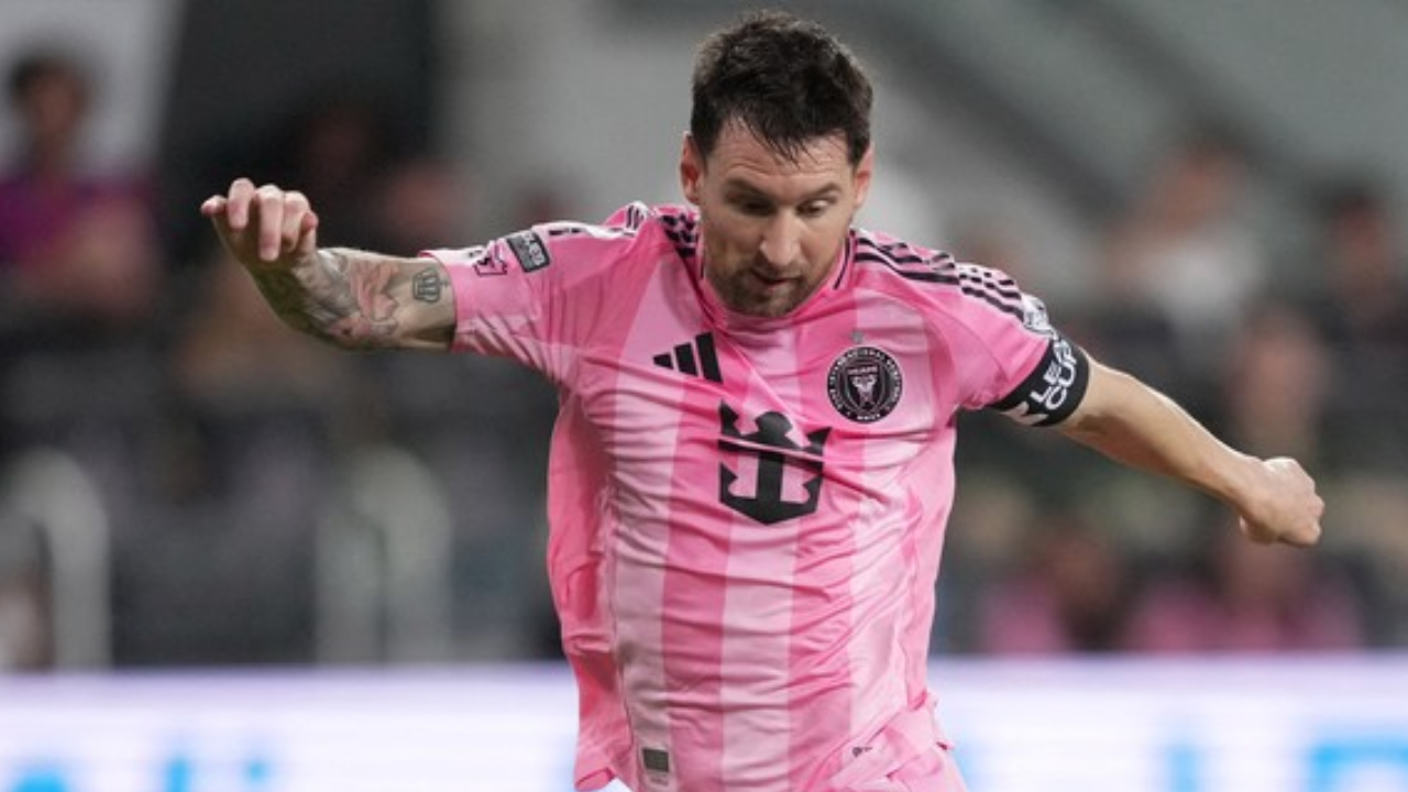 Messi entró desde el banco y volvió a jugar tras el fallecimiento de su padre