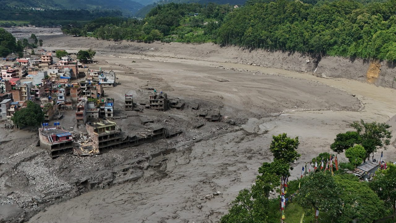Alerta en Nepal: Un terremoto causó un alud masivo, destruyó una ciudad fronteriza y hay cientos de turistas incomunicados