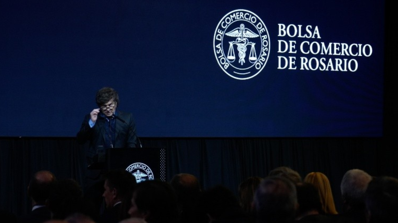 Milei disertará en el aniversario de la Bolsa de Comercio de Rosario, con foco en la logística ferroviaria y el agro