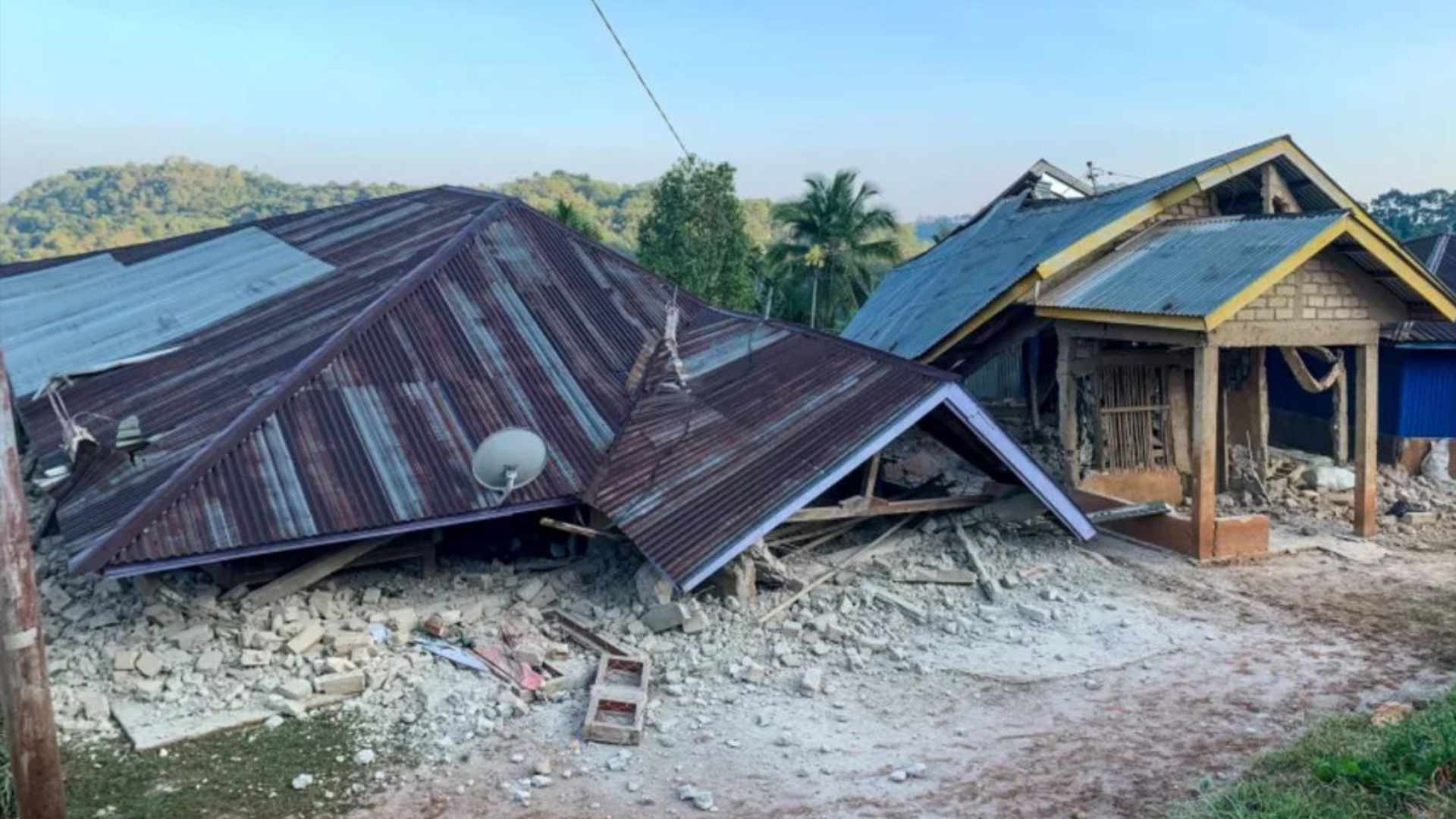 Terremotos en Indonesia y España provocaron destrozos y muertes