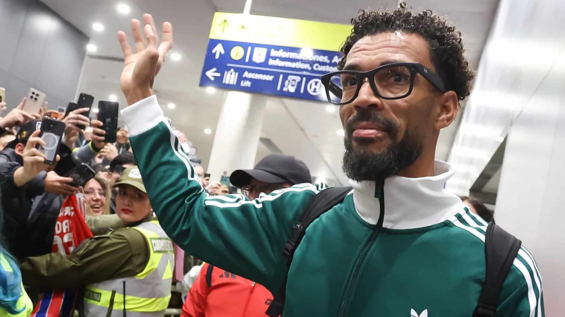 Vozinha fue recibido por una multitud al llegar a Chile para incorporarse a Colo-Colo