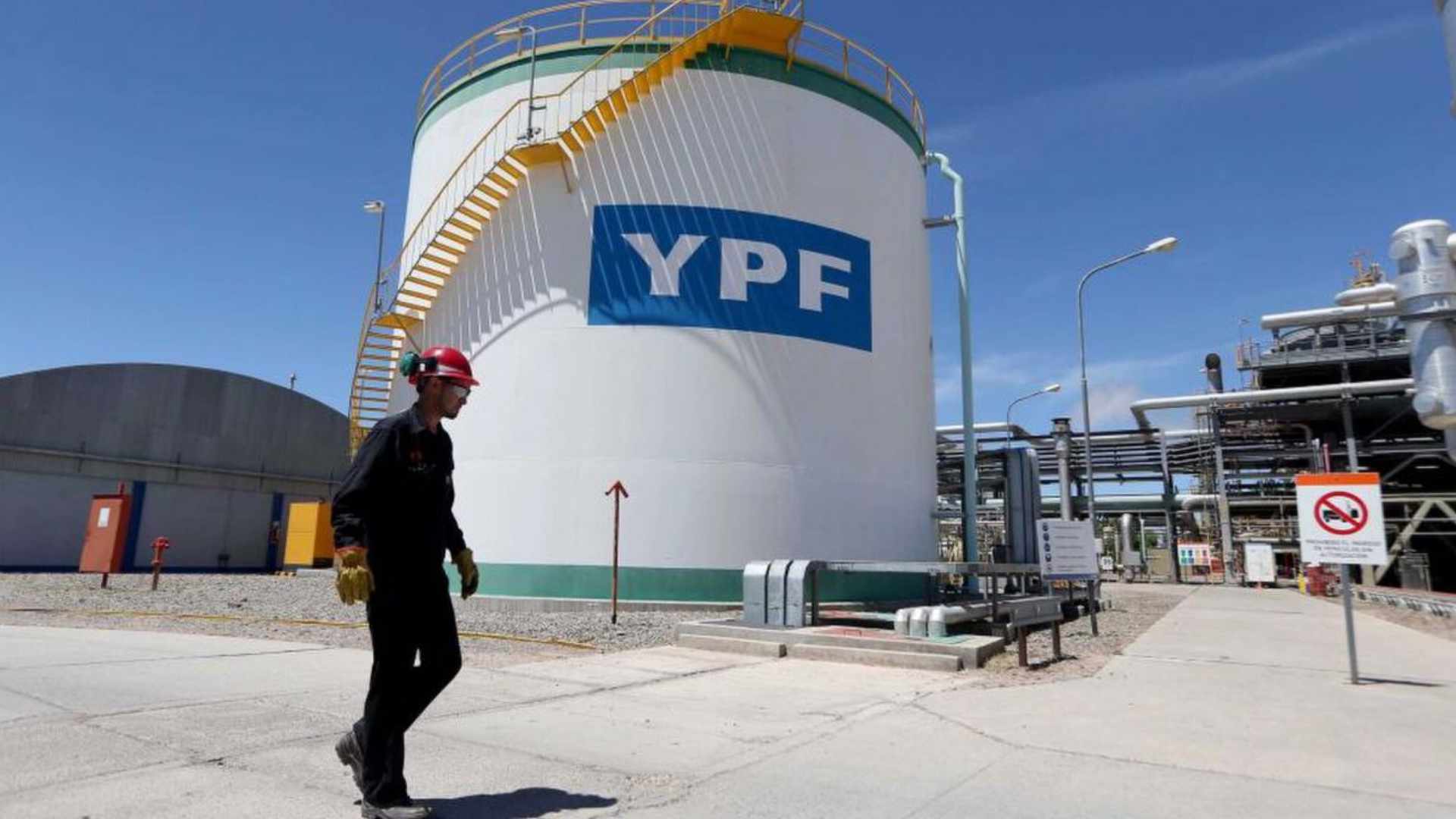 YPF confirmó la venta del 70% de las acciones de Metrogas a Edenor