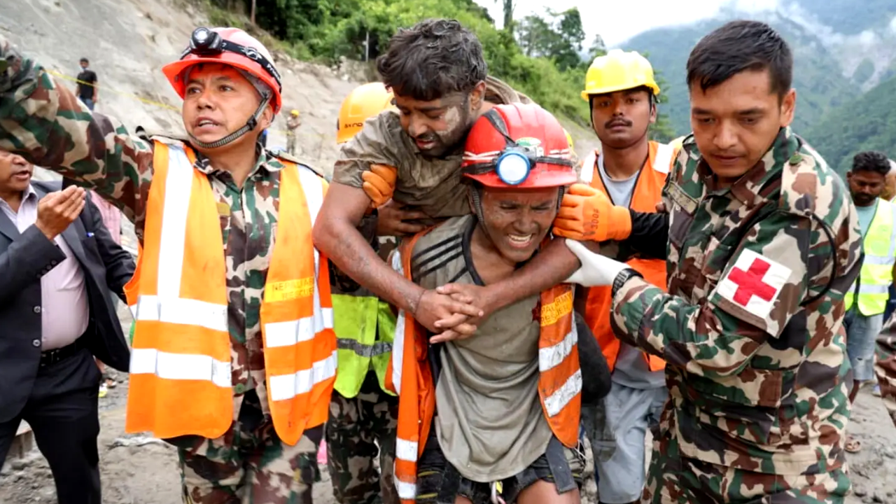 Milagro en Nepal: rescatan a dos trabajadores tras 10 días atrapados