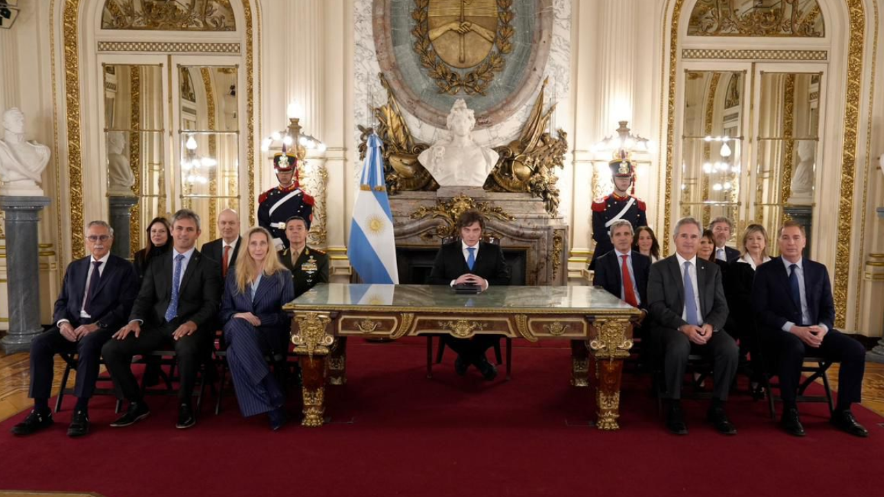 Milei denunció a cinco petroleras por operar en Malvinas y ordenó priorizar la Base Naval en el Presupuesto 2027