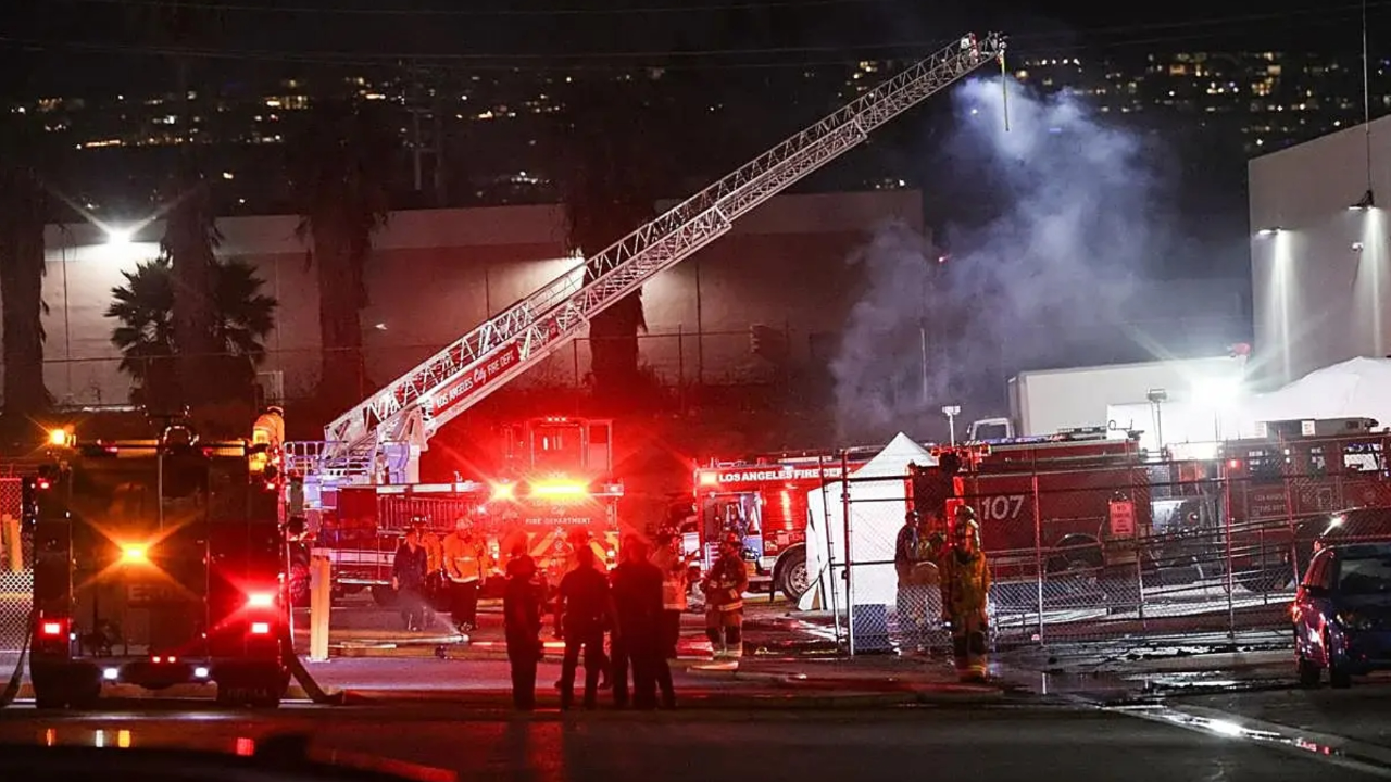 Un helicóptero de un canal de noticias se estrella en Los Ángeles y deja al menos tres muertos