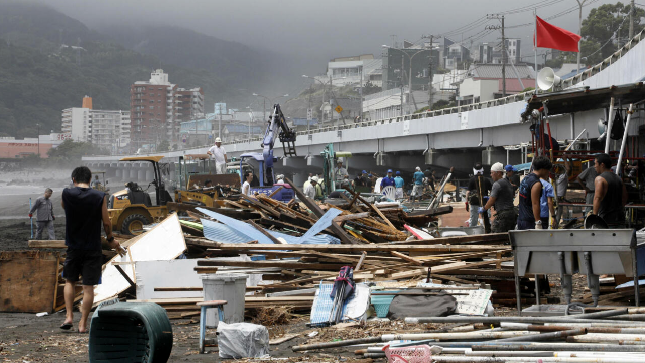 Al menos cinco muertos y seis desaparecidos por el paso del tifón Dujuan en Japón