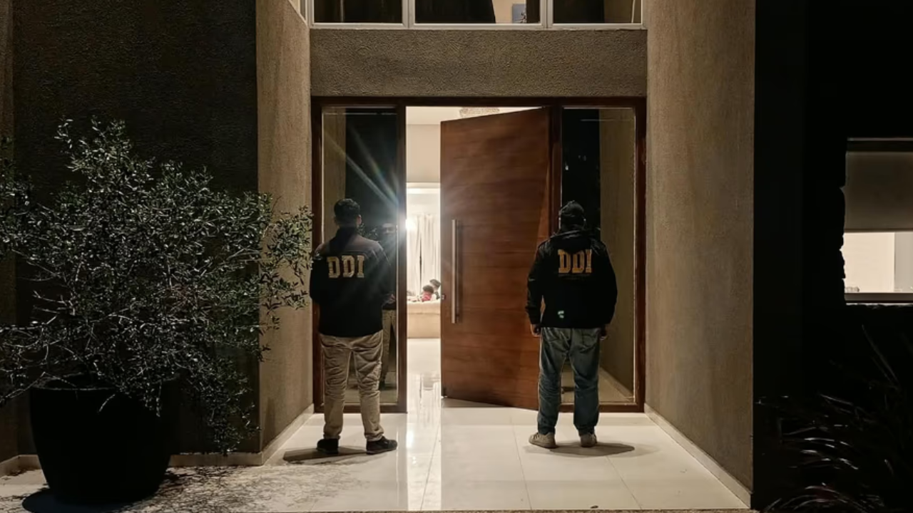 Allanaron propiedades vinculadas a L-Gante por una denuncia de amenazas con armas