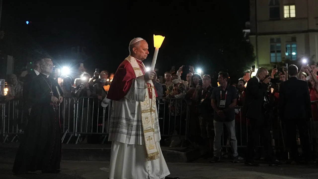 León XIV cerró su paso por Lourdes con un rechazo a la eutanasia y un encuentro con víctimas de abusos