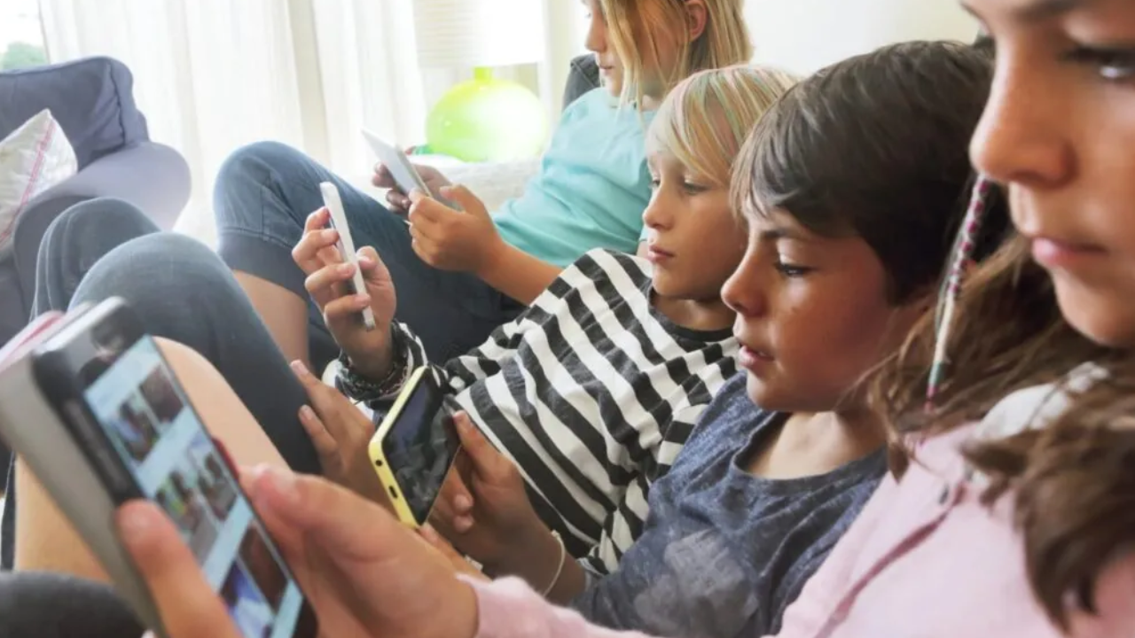 La UE prepara controles parentales obligatorios para adolescentes en redes sociales, IA y videojuegos
