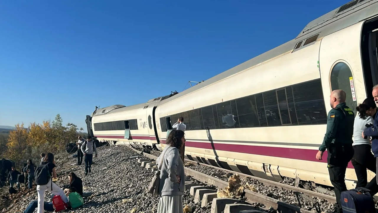 Tragedia en España: al menos 64 muertos tras el choque de dos trenes de alta velocidad en Toledo