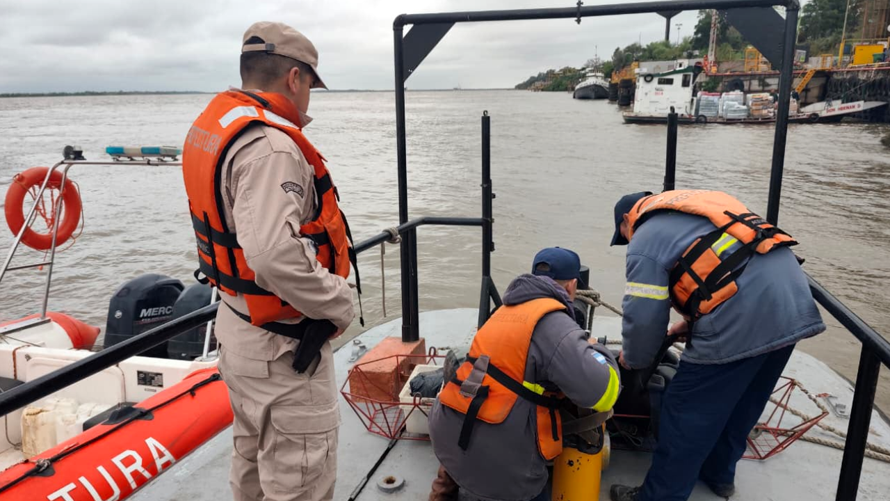 Naufragio en el río Paraná: rescatan a un hombre y buscan a tres tripulantes desaparecidos