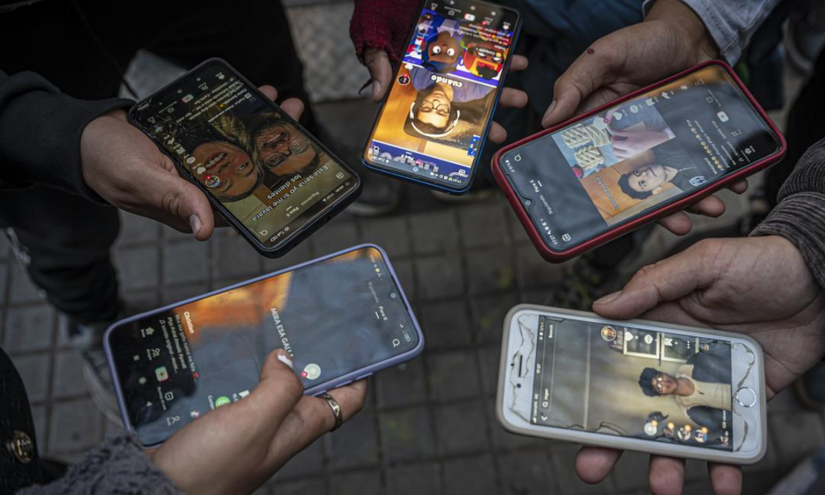 Grecia prohíbe las redes sociales a los menores de 15 años desde enero de 2027