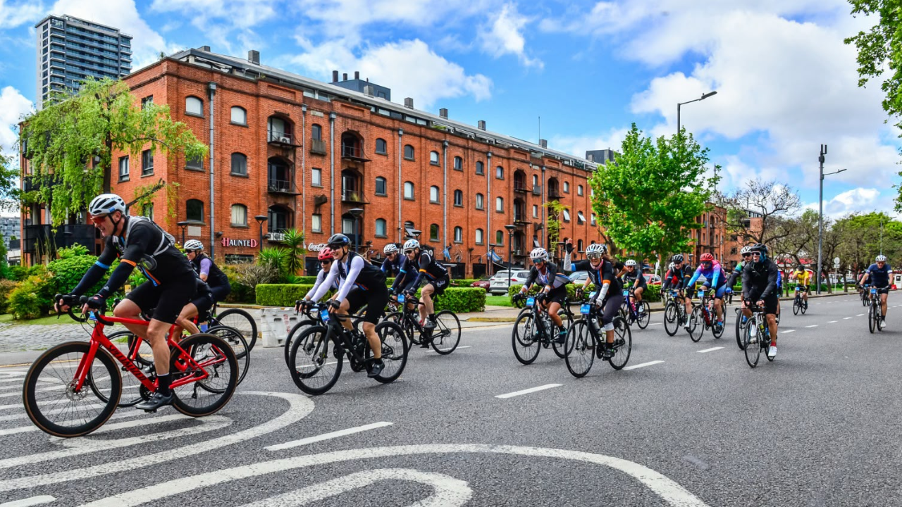 Más de 3.500 ciclistas correrán por avenidas y autopistas de la Ciudad en el Gran Fondo Buenos Aires