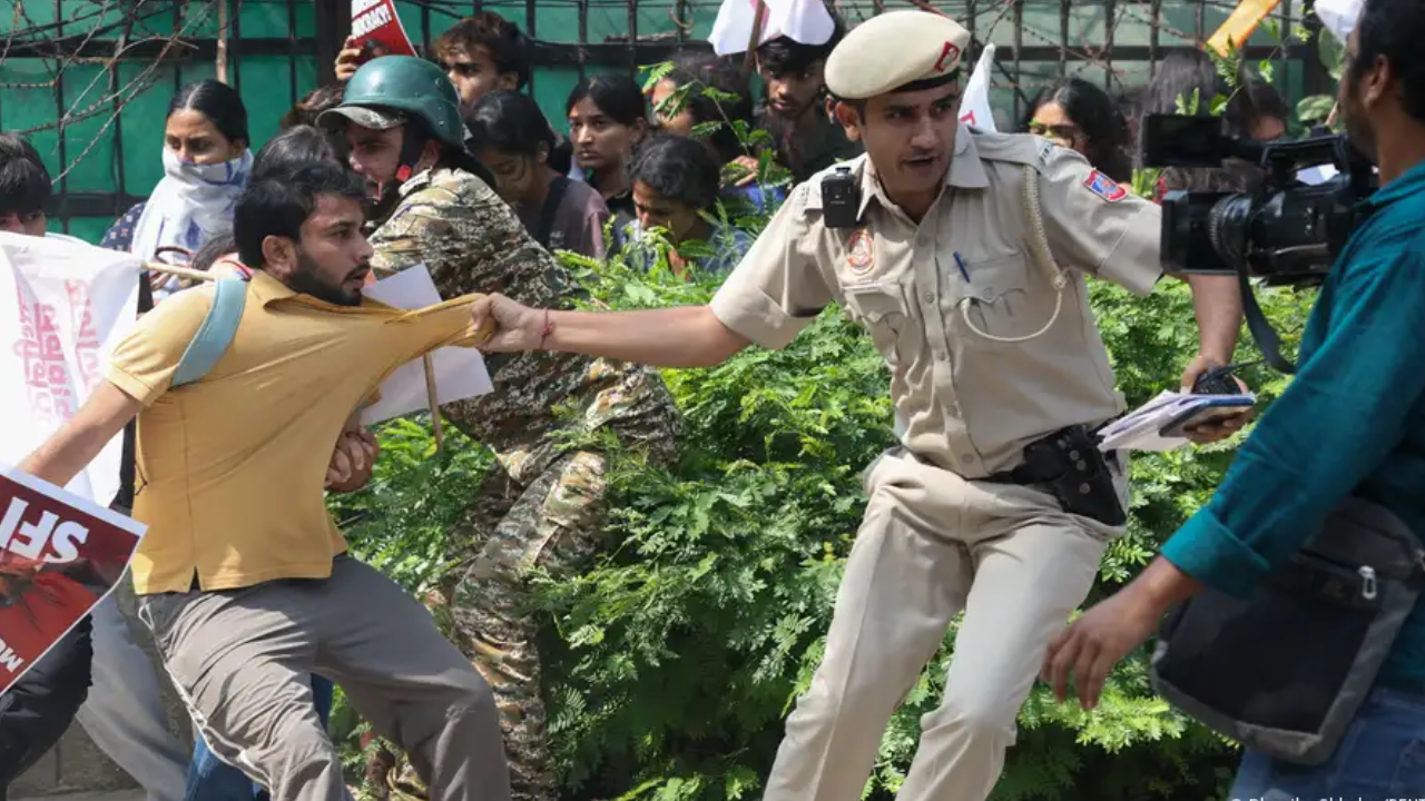 India cortó internet móvil por las protestas de las “cucarachas”