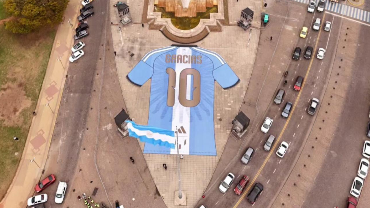 A horas del adiós, imponente homenaje a Messi en Rosario