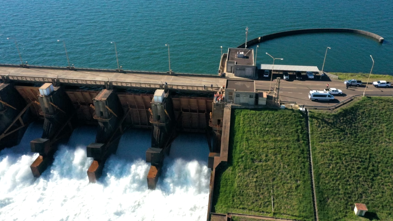 Itaipú y Yacyretá abrieron sus compuertas y preocupa su impacto en el río Paraná