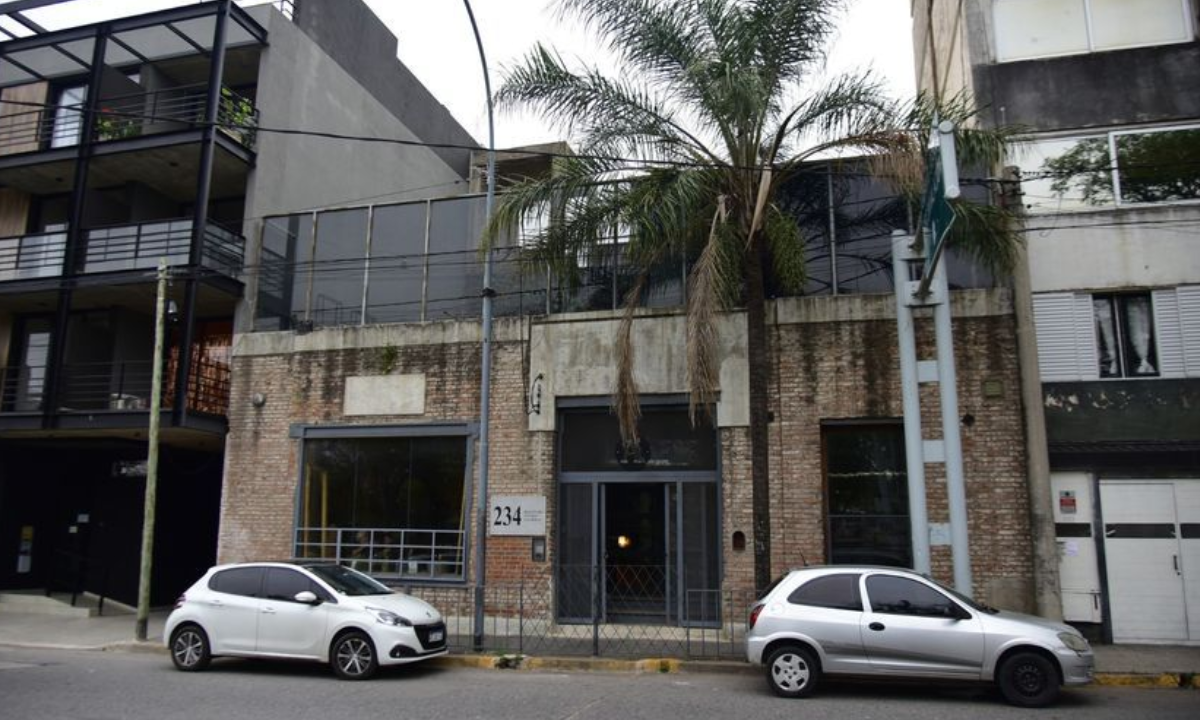 Femicidio en Córdoba: buscan a un hombre captado por las cámaras en el edificio de Daniela Villalba