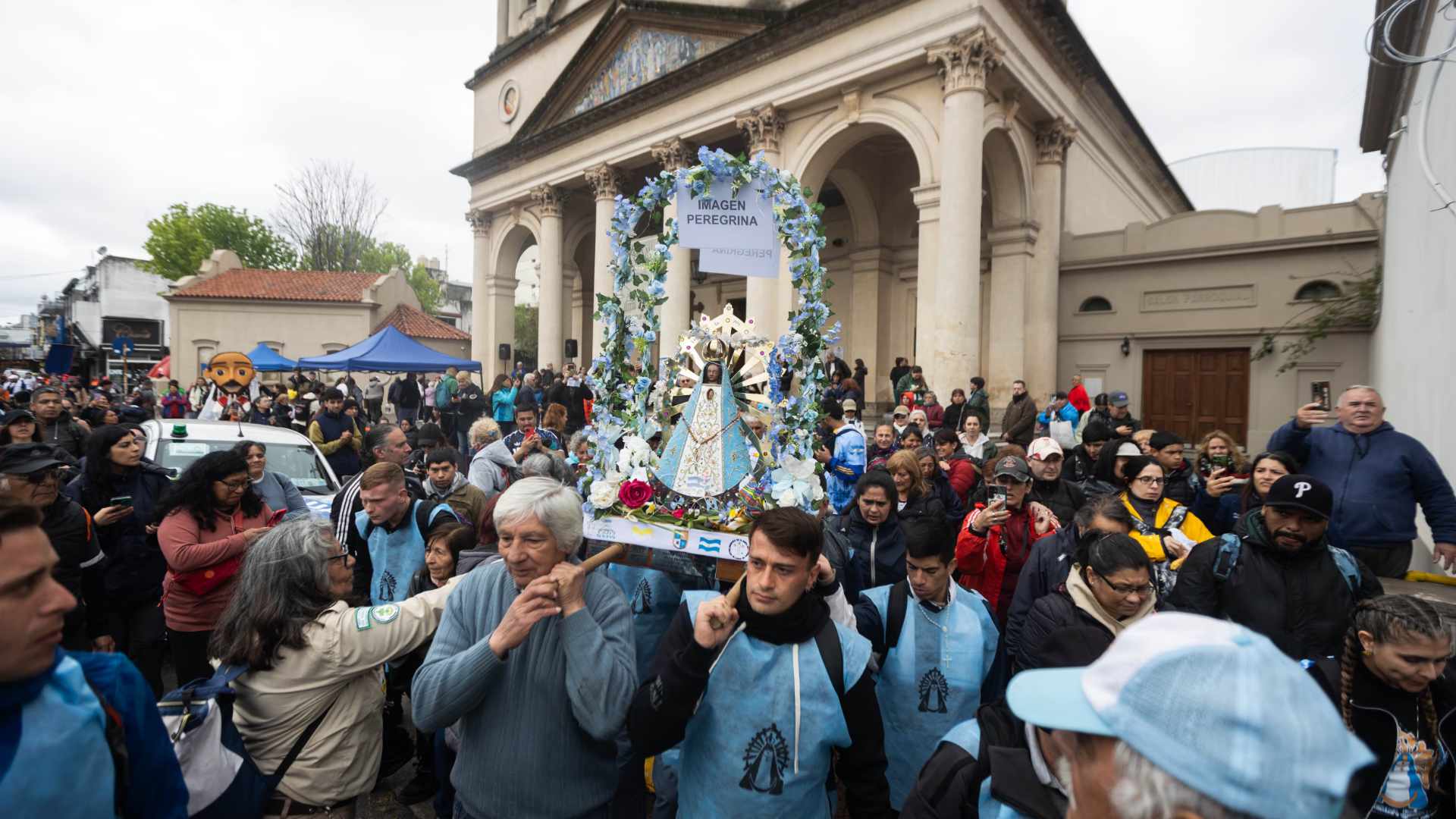 Miles de personas peregrinaron a Luján en una jornada especial