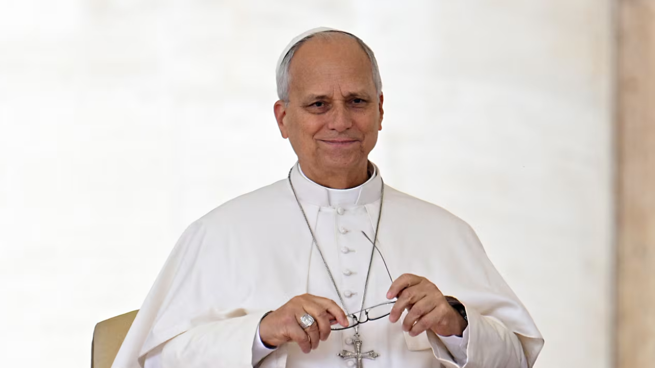 León XIV vuelve a casa: salió del hospital y mañana rezará el Ángelus en el Vaticano