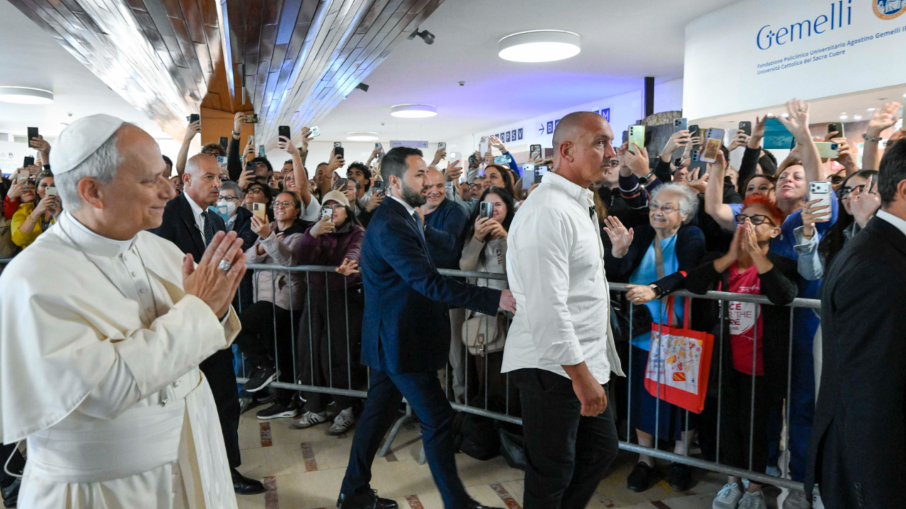 El Papa se recupera con normalidad y el Vaticano espera estudios para decidir si viene a Argentina